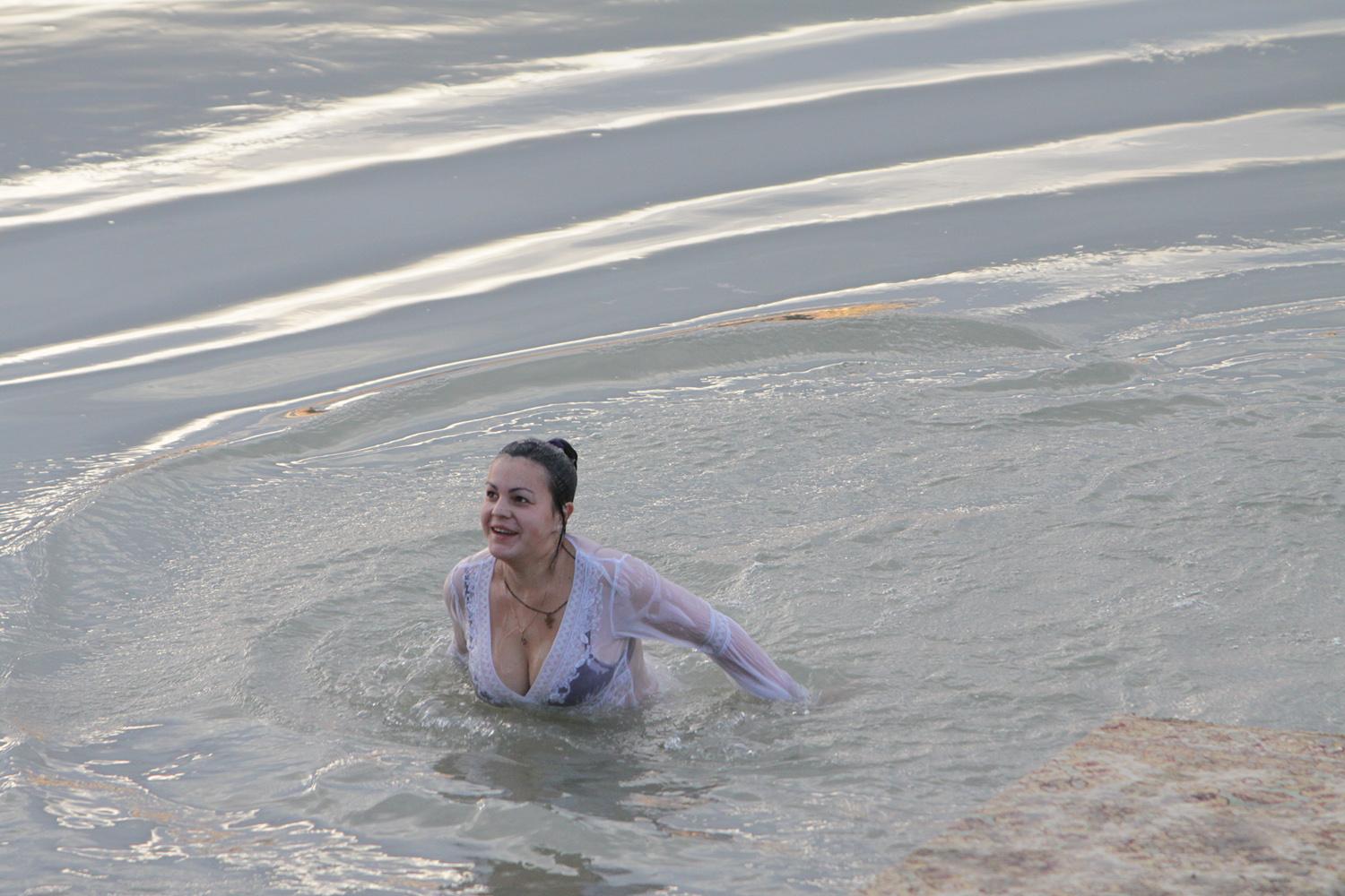 После купания Melissa Fire отдыхает голая