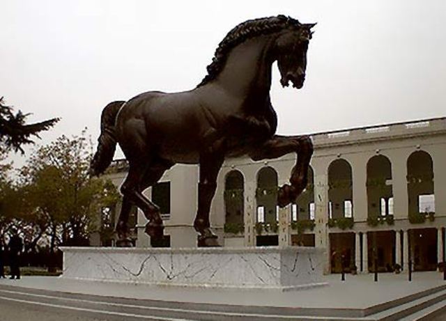 6 где конь. Корте Веккио конь Леонардо. Конная статуя в корте Веккио. Скульптура коня в корте Веккио. Скульптура коня в Милане.
