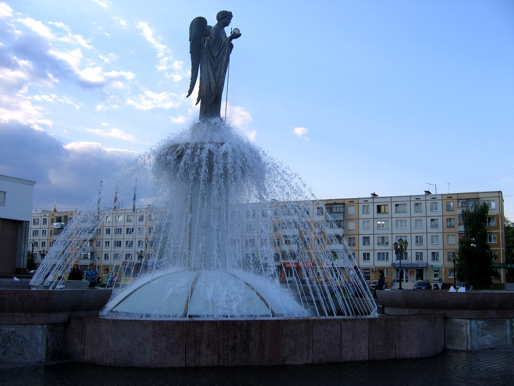 Возле белгорода. Фонтан БГУ Белгород. Фонтан Архангела Гавриила Белгород. Фонтан возле БЕЛГУ В Белгороде. БЕЛГУ фонтан с ангелом.