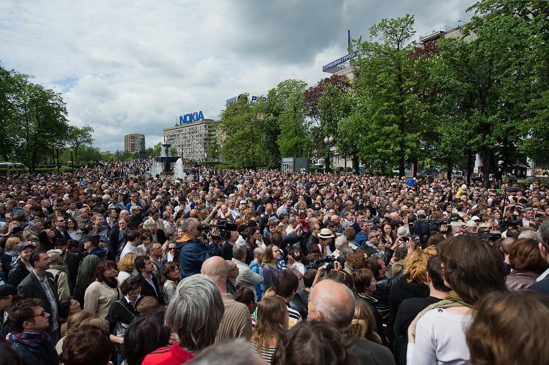 Народу пришло. Писатели на прогулке. Интеллигенция люди толпа. Толпа огородников. Толпа на улице Одинцово.